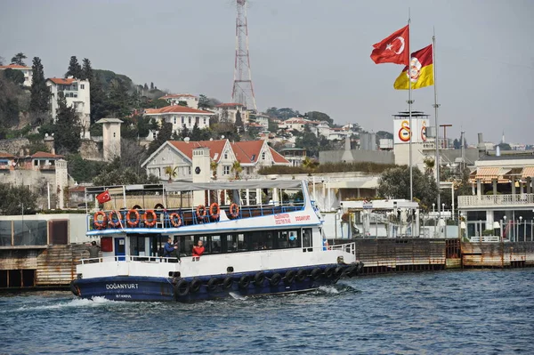 Istanbul Türkei 2017 Boote Der Bosporus Straße Und Fahnenmasten Mit — Stockfoto