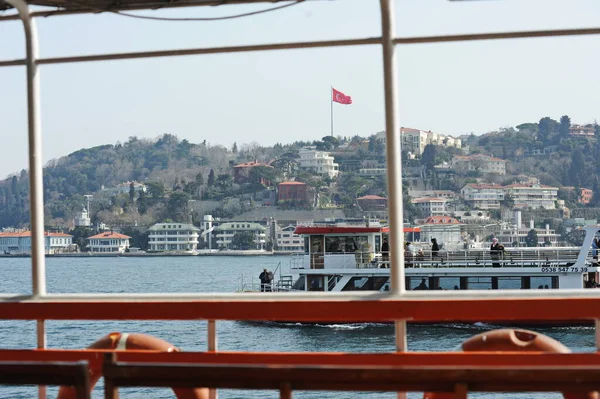 イスタンブール トルコ 2017 トルコの国旗を持つボスポラス海峡と旗竿のボート — ストック写真
