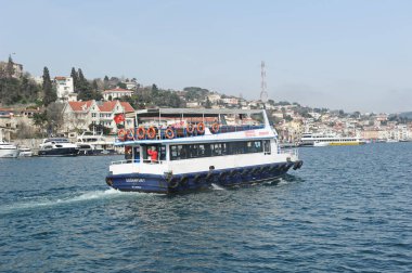 İstanbul / Türkiye - 02.28.2017: Boğazdaki çeşitli boyut ve hedeflere sahip nakliye gemileri.