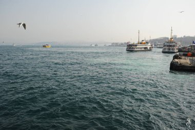İstanbul / Türkiye - 02.28.2017: Boğazdaki çeşitli boyut ve hedeflere sahip nakliye gemileri.