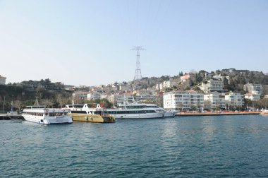 İstanbul / Türkiye - 02.28.2017: Boğazdaki çeşitli boyut ve hedeflere sahip nakliye gemileri.