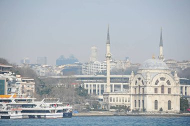 İstanbul / Türkiye - 02.28.2017: Boğazdaki çeşitli boyut ve hedeflere sahip nakliye gemileri.