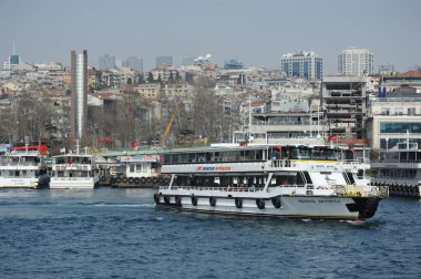 İstanbul / Türkiye - 02.28.2017: Boğazdaki çeşitli boyut ve hedeflere sahip nakliye gemileri.