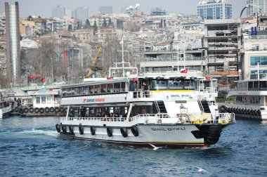 İstanbul / Türkiye - 02.28.2017: Boğazdaki çeşitli boyut ve hedeflere sahip nakliye gemileri.