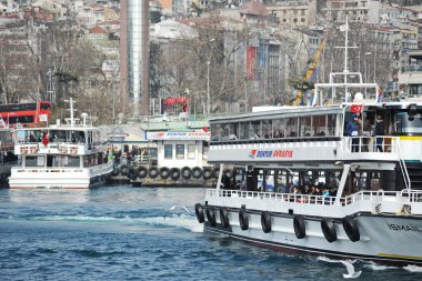 İstanbul / Türkiye - 02.28.2017: Boğazdaki çeşitli boyut ve hedeflere sahip nakliye gemileri.