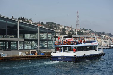 İstanbul / Türkiye - 02.28.2017: Boğazdaki çeşitli boyut ve hedeflere sahip nakliye gemileri.