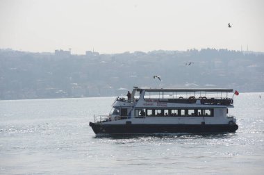 İstanbul / Türkiye - 02.28.2017: Boğazdaki çeşitli boyut ve hedeflere sahip nakliye gemileri.
