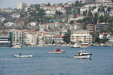 İstanbul / Türkiye - 02.28.2017: Boğazdaki çeşitli boyut ve hedeflere sahip nakliye gemileri.