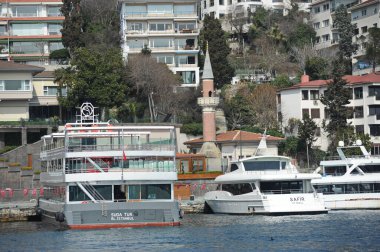 İstanbul / Türkiye - 02.28.2017: Boğazdaki çeşitli boyut ve hedeflere sahip nakliye gemileri.