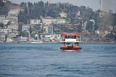 İstanbul / Türkiye - 02.28.2017: Boğazdaki çeşitli boyut ve hedeflere sahip nakliye gemileri.