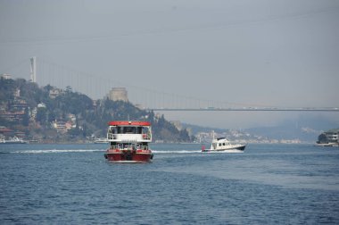 İstanbul / Türkiye - 02.28.2017: Boğazdaki çeşitli boyut ve hedeflere sahip nakliye gemileri.