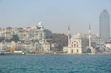 İstanbul / Türkiye - 02.28.2017: Boğazın kıyı bölgesi ve mimarisi. Avrupa ve Asya 'yı birbirine bağlayan bir köprü.