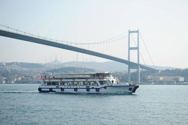 İstanbul / Türkiye - 02.28.2017: Boğazın kıyı bölgesi ve mimarisi. Avrupa ve Asya 'yı birbirine bağlayan bir köprü.
