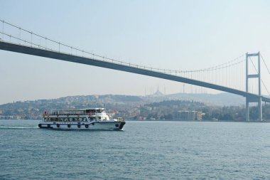 İstanbul / Türkiye - 02.28.2017: Boğazın kıyı bölgesi ve mimarisi. Avrupa ve Asya 'yı birbirine bağlayan bir köprü.