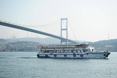 İstanbul / Türkiye - 02.28.2017: Boğazın kıyı bölgesi ve mimarisi. Avrupa ve Asya 'yı birbirine bağlayan bir köprü.