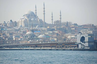 İstanbul / Türkiye - 02.28.2017: Boğazın kıyı bölgesi ve mimarisi. Avrupa ve Asya 'yı birbirine bağlayan bir köprü.