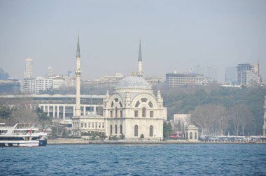 İstanbul / Türkiye - 02.28.2017: Boğazın kıyı bölgesi ve mimarisi. Avrupa ve Asya 'yı birbirine bağlayan bir köprü.