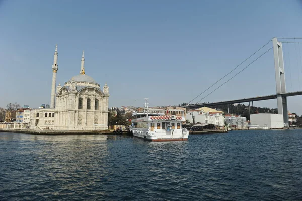 Estambul Turquía 2017 Barcos Transporte Varios Tamaños Destinos Estrecho Del —  Fotos de Stock
