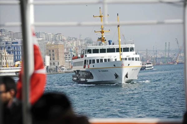 Istambul Turquia 2017 Navios Transporte Vários Tamanhos Destinos Estreito Bósforo — Fotografia de Stock