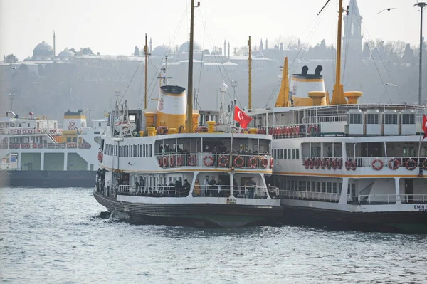 伊斯坦布尔 土耳其 2017 博斯普鲁斯海峡各种大小和目的地的运输船 — 图库照片