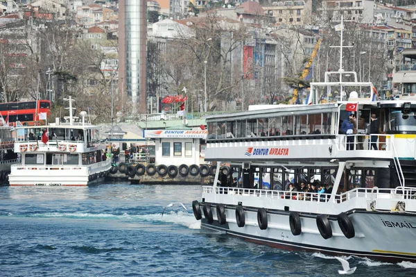 Стамбул Турция 2017 Транспортные Суда Различных Размеров Направлений Босфорском Проливе — стоковое фото