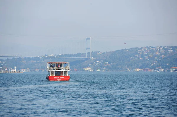 Estambul Turquía 2017 Barcos Transporte Varios Tamaños Destinos Estrecho Del —  Fotos de Stock