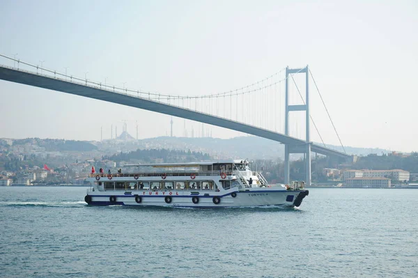 İstanbul / Türkiye - 02.28.2017: Boğazın kıyı bölgesi ve mimarisi. Avrupa ve Asya 'yı birbirine bağlayan bir köprü.