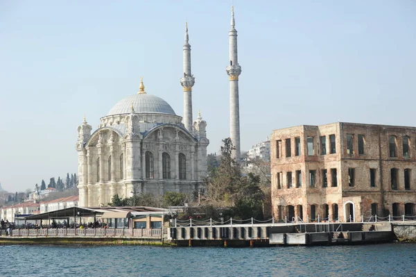 イスタンブール トルコ 2017 ボスポラス海峡の沿岸地帯と建築 ヨーロッパとアジアを結ぶ橋 — ストック写真