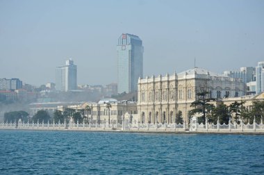 İstanbul / Türkiye - 02.28.2017: Boğazın kıyı bölgesi ve mimarisi. Avrupa ve Asya 'yı birbirine bağlayan bir köprü.