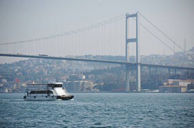 İstanbul / Türkiye - 02.28.2017: Boğazın kıyı bölgesi ve mimarisi. Avrupa ve Asya 'yı birbirine bağlayan bir köprü.