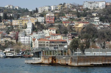 İstanbul / Türkiye - 02.28.2017: Boğazın kıyı bölgesi ve mimarisi. Avrupa ve Asya 'yı birbirine bağlayan bir köprü.
