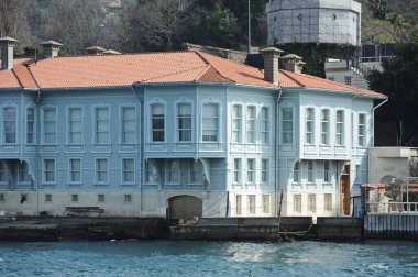 İstanbul / Türkiye - 02.28.2017: Boğazın kıyı bölgesi ve mimarisi. Avrupa ve Asya 'yı birbirine bağlayan bir köprü.