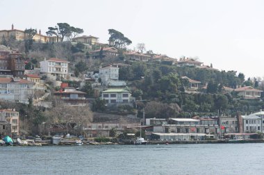 İstanbul / Türkiye - 02.28.2017: Boğazın kıyı bölgesi ve mimarisi. Avrupa ve Asya 'yı birbirine bağlayan bir köprü.