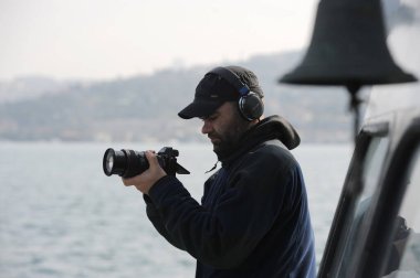 İstanbul / Türkiye - 02.28.2017: İnsanlar Boğazın kıyı şeridi yakınlarında dinleniyor.