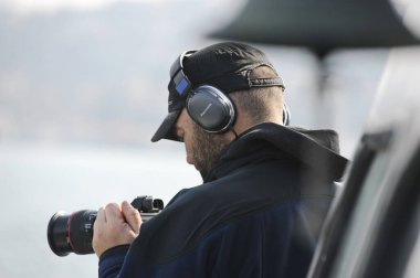 İstanbul / Türkiye - 02.28.2017: İnsanlar Boğazın kıyı şeridi yakınlarında dinleniyor.