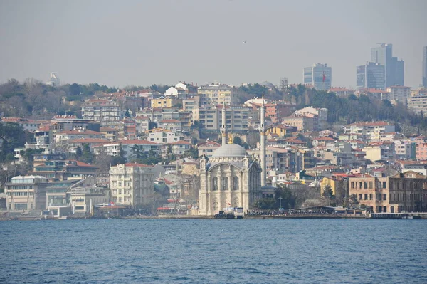İstanbul / Türkiye - 02.28.2017: Boğazın kıyı bölgesi ve mimarisi. Avrupa ve Asya 'yı birbirine bağlayan bir köprü.