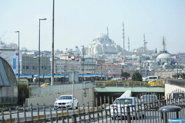 イスタンブール トルコ 2017 人々は市内の民間および公共交通機関を使用します — ストック写真