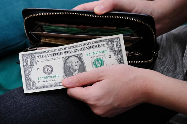 Alter Amerikanischer Dollar Weiblicher Hand Und Schwarzer Handtasche — Stockfoto