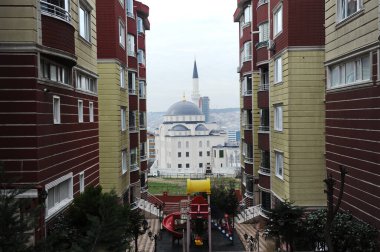 İstanbul / Türkiye - 02.26.2017: Şehir hayatı. Sıkı inşaatın caddeleri ve binaları. İnsanlar kendi işlerine bakarlar..
