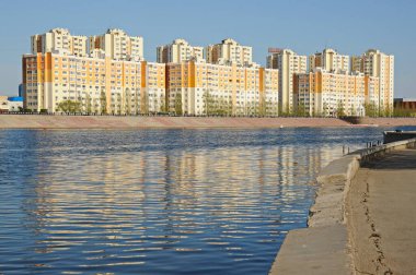 Nur-Sultan / Kazakistan - 05.02.2011: Şehir manzarası. Nehir boyunca yeni ve eski evler.