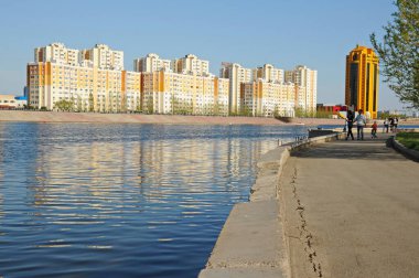 Nur-Sultan / Kazakistan - 05.02.2011: Şehir manzarası. Nehir boyunca yeni ve eski evler.