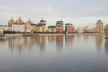 Nur-Sultan / Kazakistan - 05.02.2011: Şehir manzarası. Nehir boyunca yeni ve eski evler.