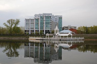 Nur-Sultan / Kazakistan - 05.02.2011: Şehir manzarası. Nehir boyunca yeni ve eski evler.