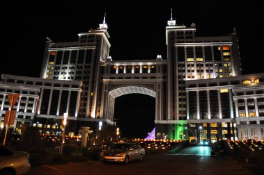Nur-Sultan / Kazakistan - 05.04.2011: Şehrin gece manzarası. Işıklı binalar ve yapılar