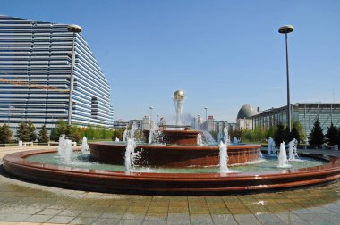 Nur-Sultan / Kazakistan - 05.05.2011: Merkez cadde ve parklar boyunca evler ve binalar