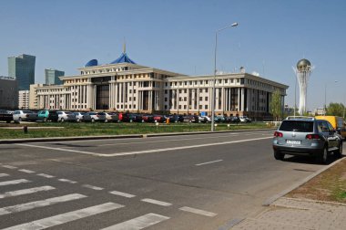 Nur-Sultan / Kazakistan - 05.05.2011: Merkez cadde ve parklar boyunca evler ve binalar