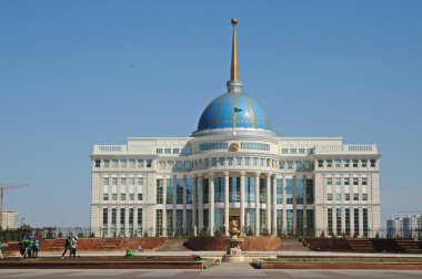 Nur-Sultan / Kazakistan - 05.05.2011: Şehir gelişimi. Kazakistan cumhurbaşkanının evinin önündeki çiçek yataklarının dekorasyonu.