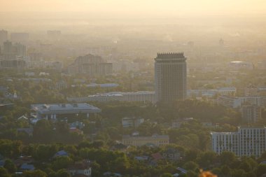 Almaty 'deki çevre durumu: elektrik santralinden gelen büyük bir duman tabakası ve caddeleri kaplayan arabalar. Akşam, gün batımından hemen önce..
