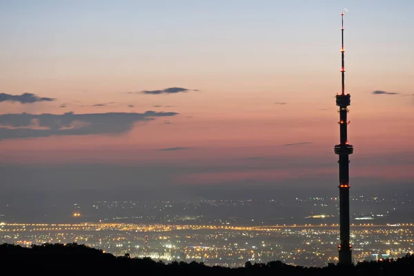 Kok Tobe Kulesi Yüksek Bir Tepede Kazakistan Almatı Şehrinin Üzerindeki — Stok fotoğraf