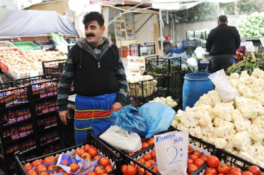 İstanbul / Türkiye - 02.25.2017: Büyük Pazar Fuarı. İnsanlar sezonluk satışlarda yiyecek ve ev eşyaları alıp satıyorlar..